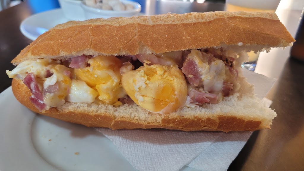 Cerveceria La Esmeralda — Comida y bebida