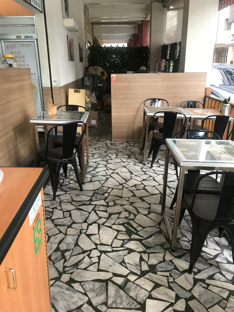 吾45早午食堂.雙十連假有營業。獨家剝皮辣椒生煎包.酥皮蛋餅.獨家異國鍋燒麵.芋泥肉鬆蛋餅.非喝不可鮮奶茶.吾雙紅茶.冰花煎餃， 的照片