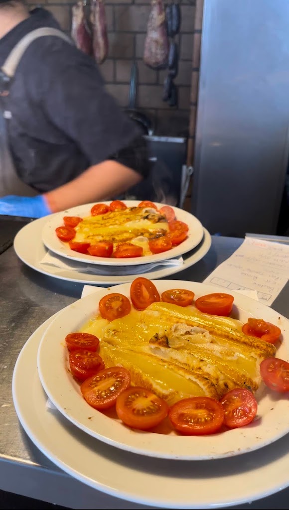 Rayuela resto & grill — Comida y bebida