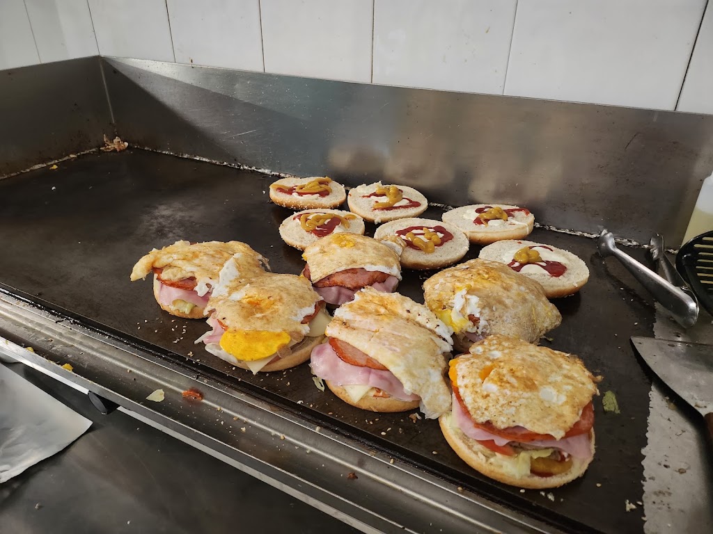 Bar Catereria La Fonda — Comida y bebida