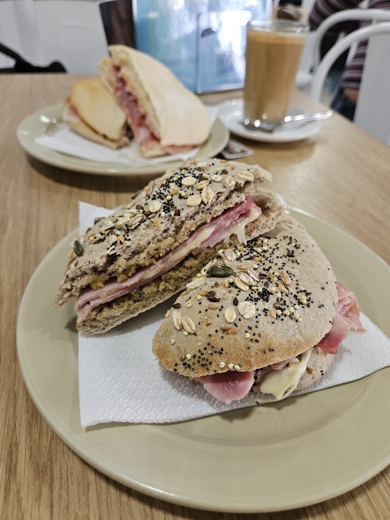 Cafeteria La Plaza — Cafe
