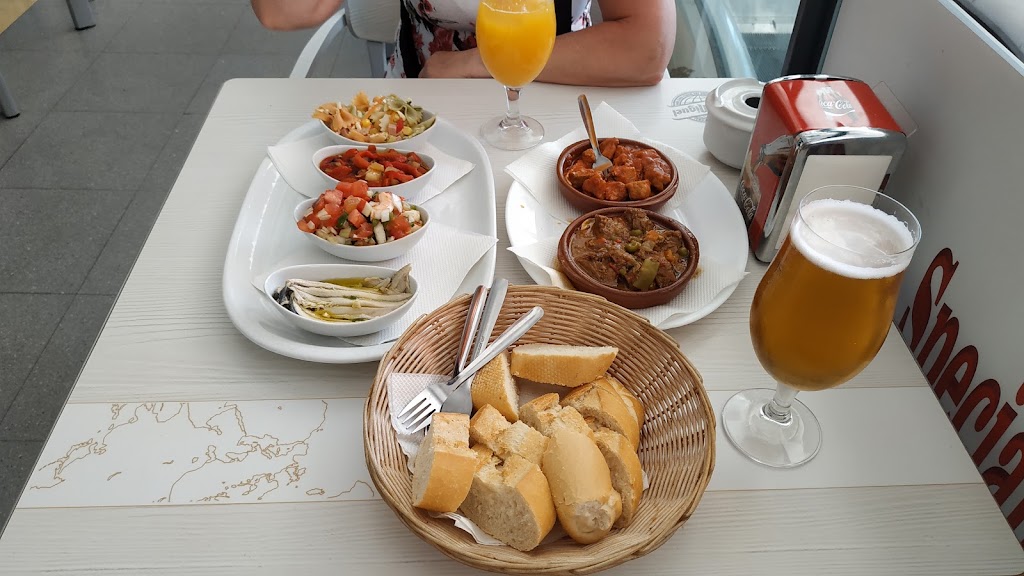 Cafeteria Bar Comodoro — Comida y bebida