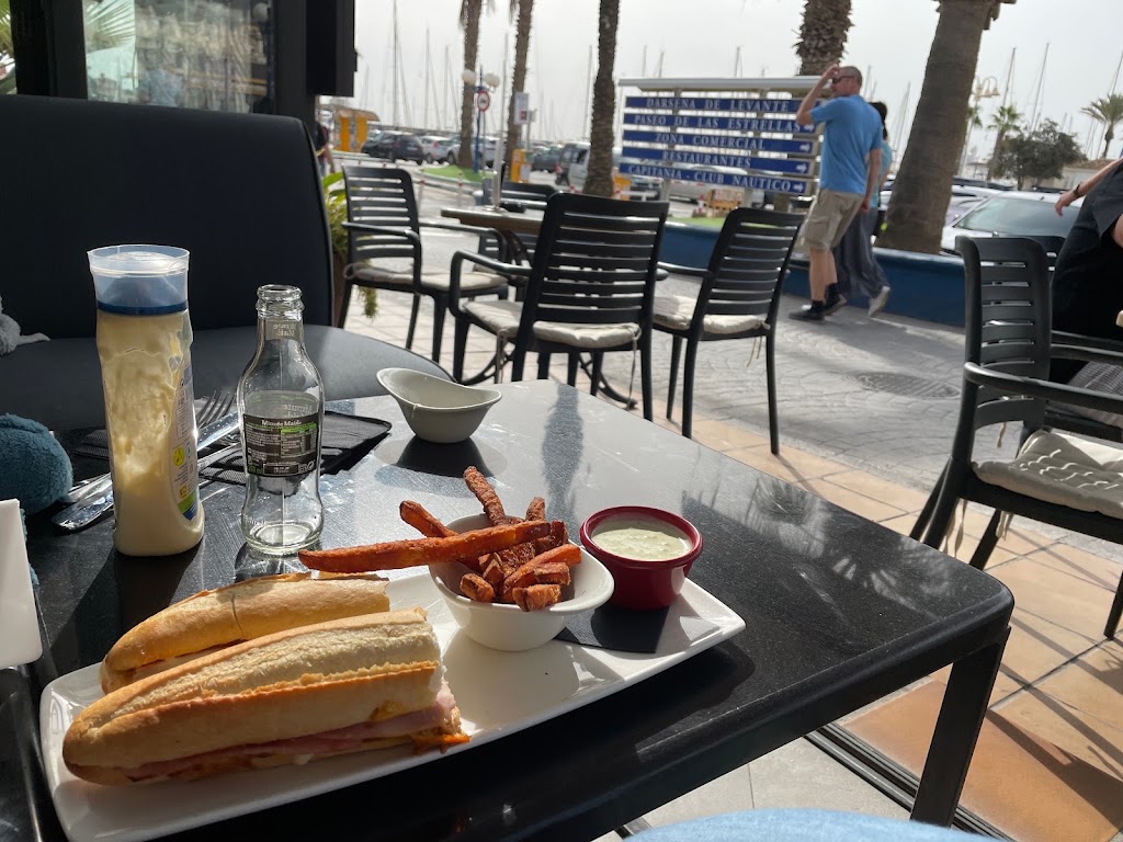 Bar kaleido Puerto Marina — Comida y bebida