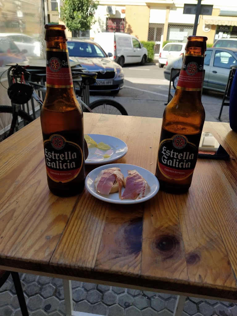 Triana Jamon — Comida y bebida