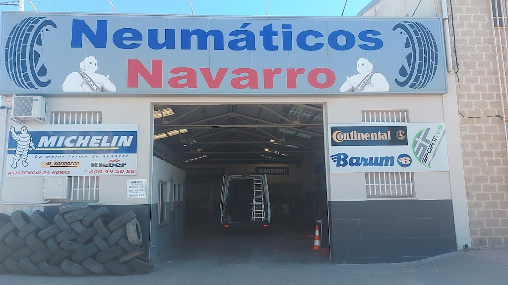 Neumaticos Navarro — Exterior