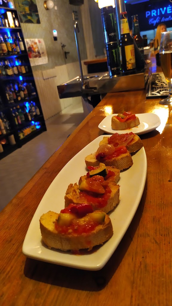 Privee Cafe Teatro — Comida y bebida