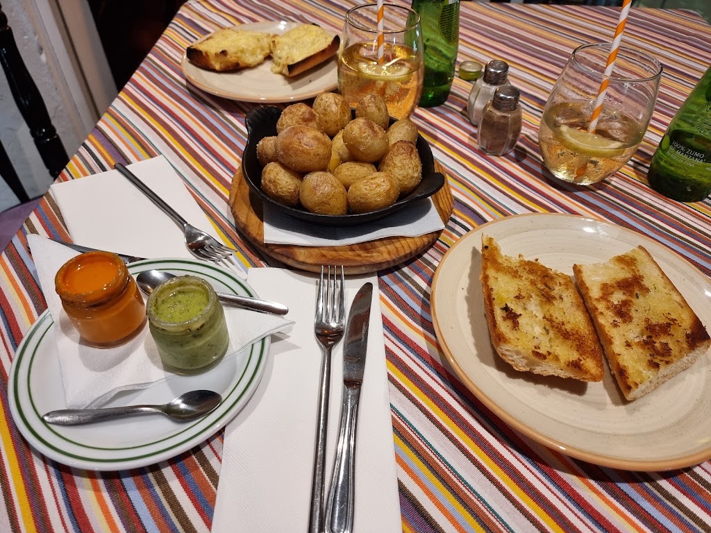 Casa Blanca Grill — Comida y bebida