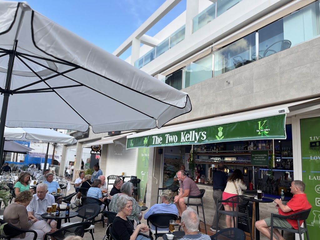The Two Kelly's — Del propietario