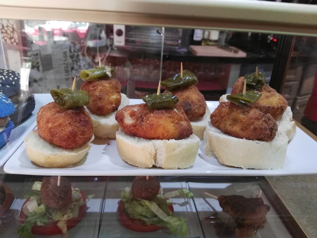 Tic tac toe, cafe bar