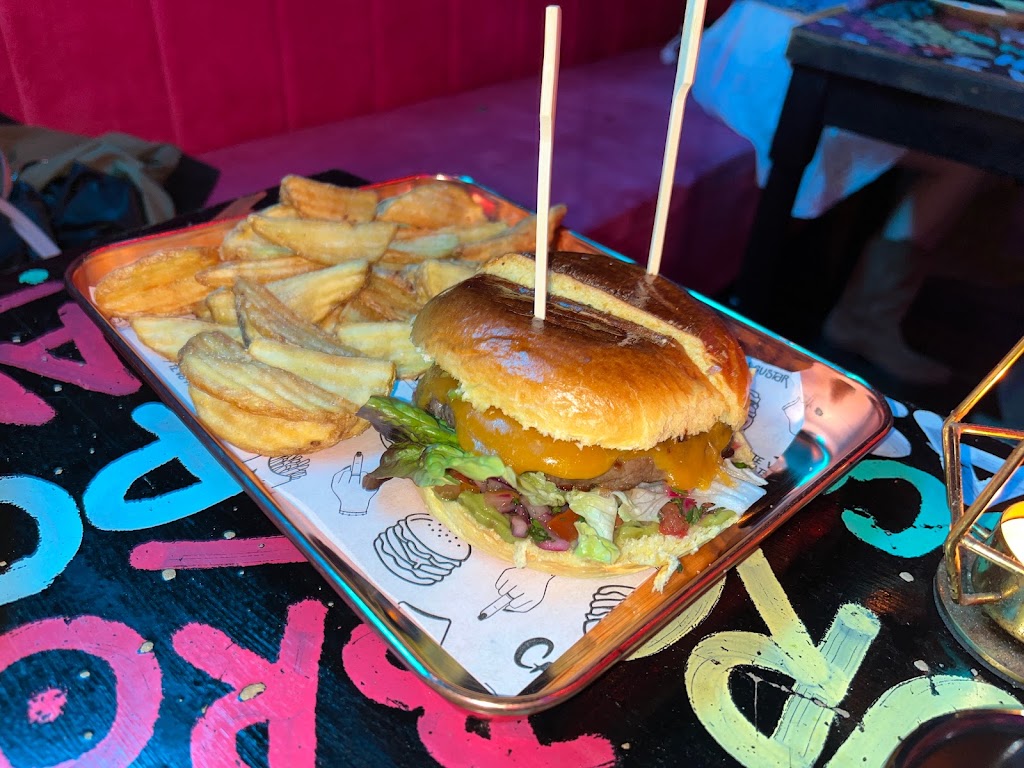 The Canalla club — Comida y bebida