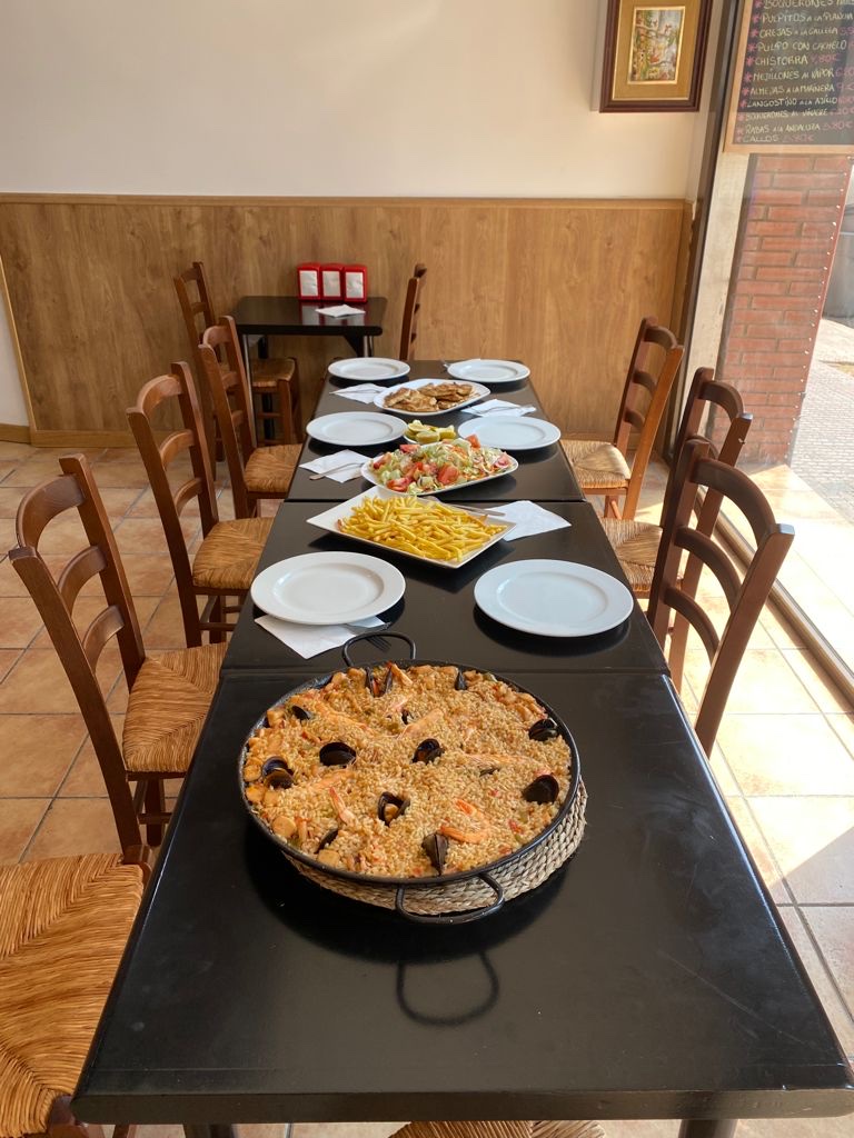 Bar Avenida TAPERIA — Comida y bebida