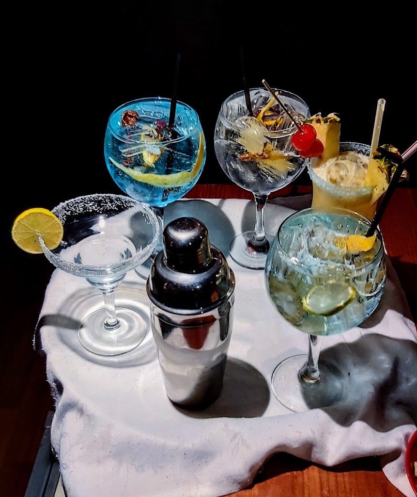 Cocteleria El Paso Cafe & Bar.. . — Comida y bebida