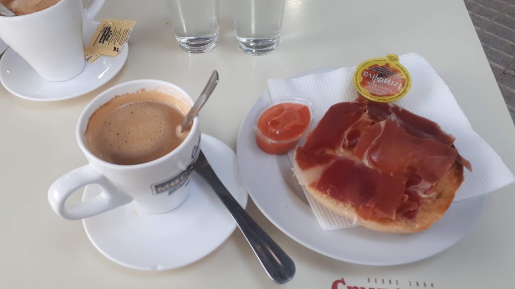 Cafeteria Las Tres H — Comida y bebida