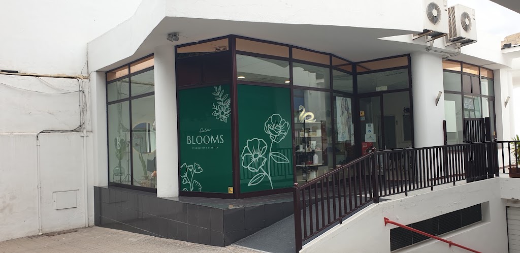 Salon Blooms — Exterior