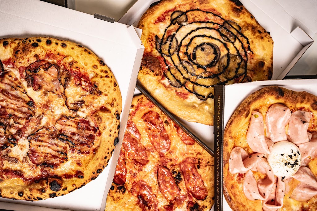 Imola Pizza l'Eliana — Comida y bebida