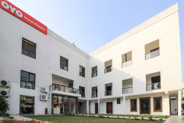 OYO 66751 Hotel Rajshri 9