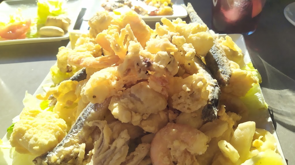 El Cafetin Aguiper — Comida y bebida