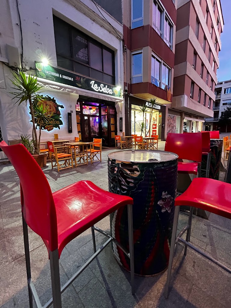 La Selva Street Food Cambrils — Ambiente