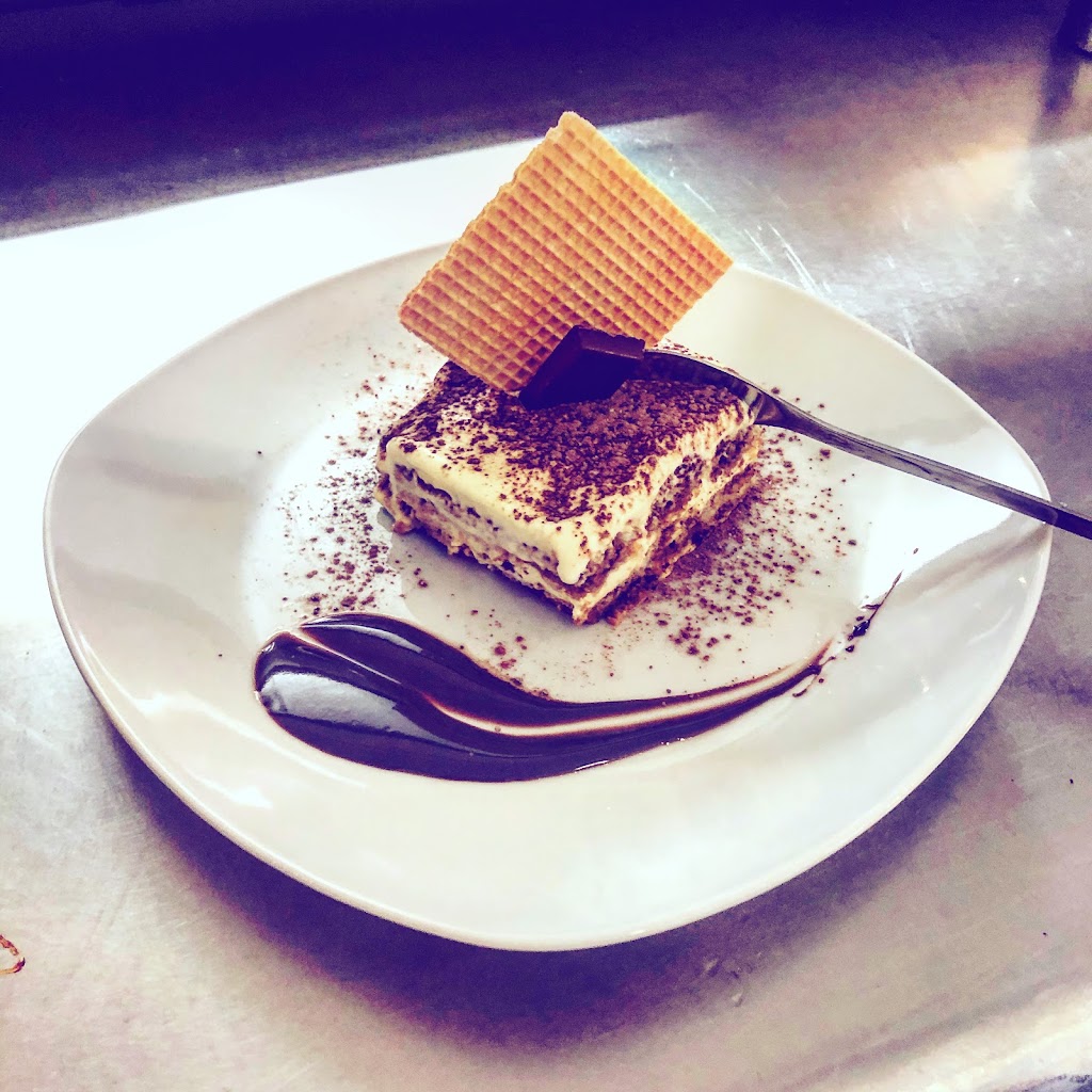 La Terrazza Pizzeria & Cocktail — Comida y bebida