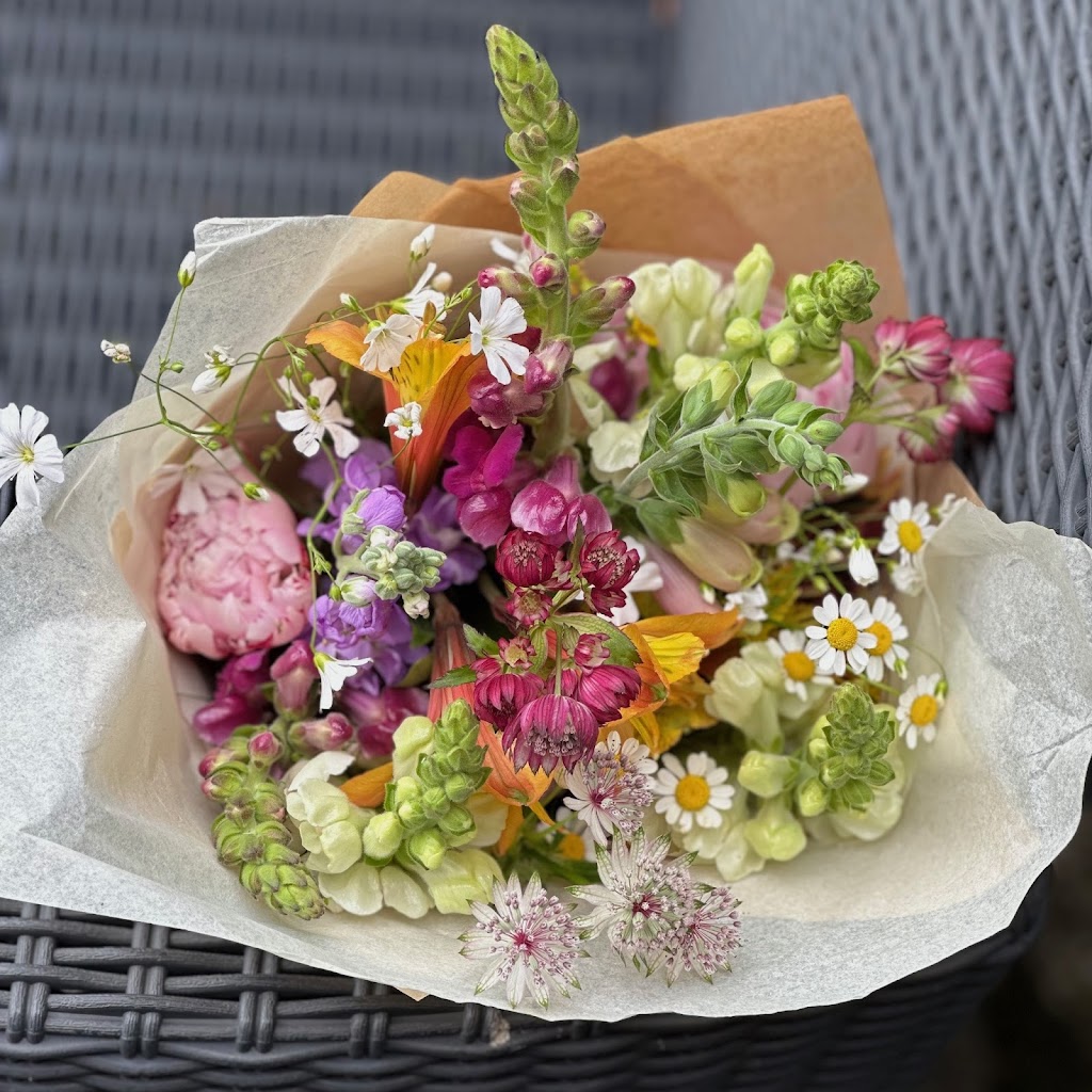 Stile and blooms