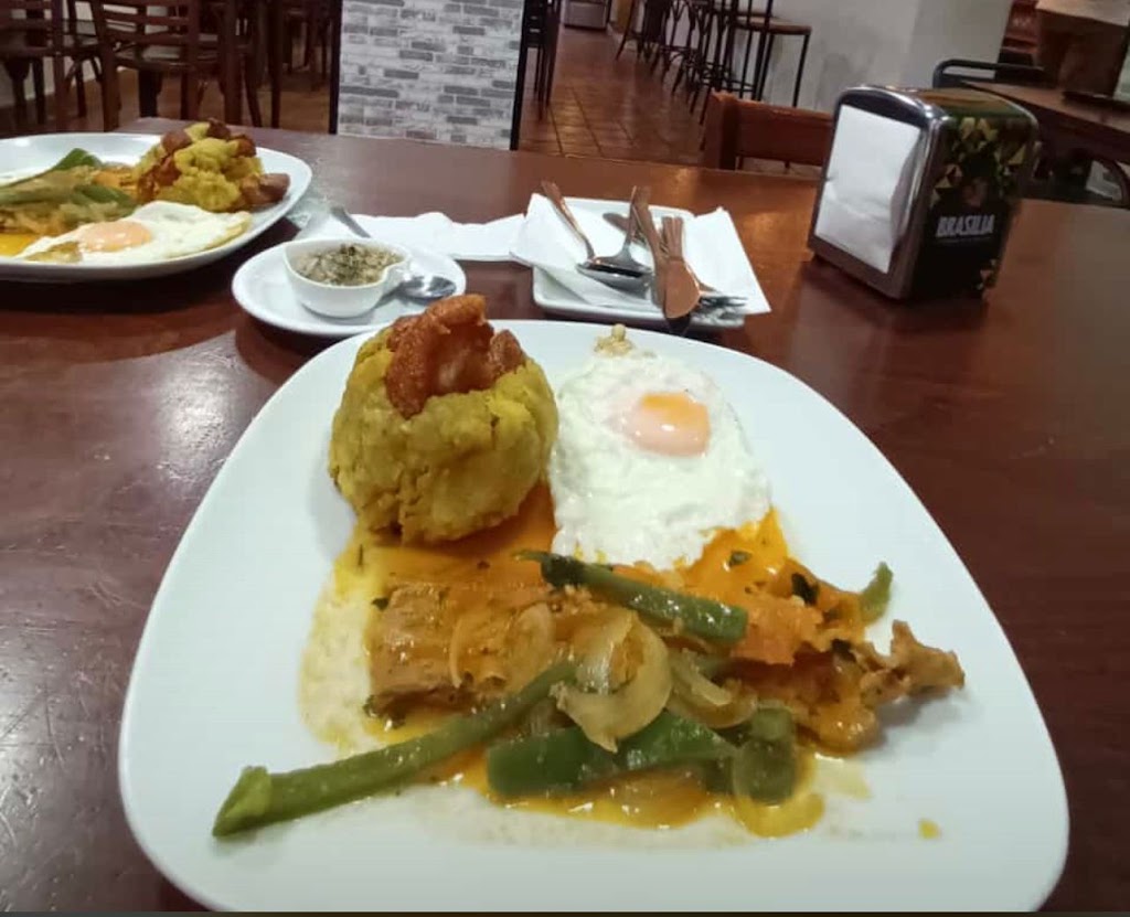 El Rincon Guayaco — Comida y bebida