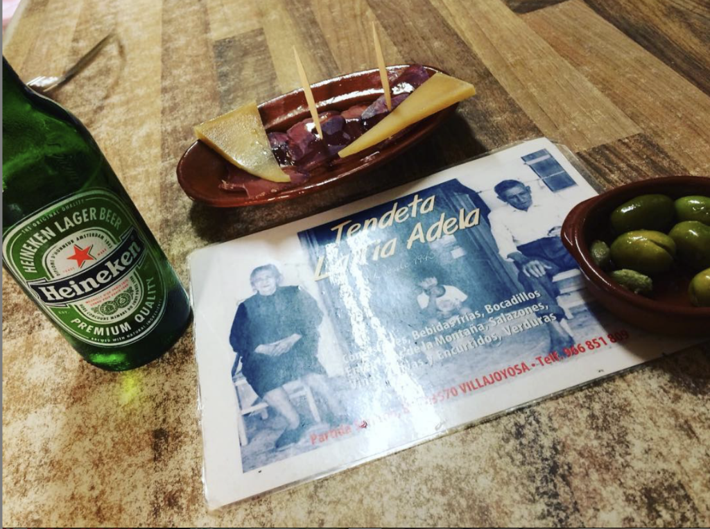 Tendeta La Tia Adela — Comida y bebida