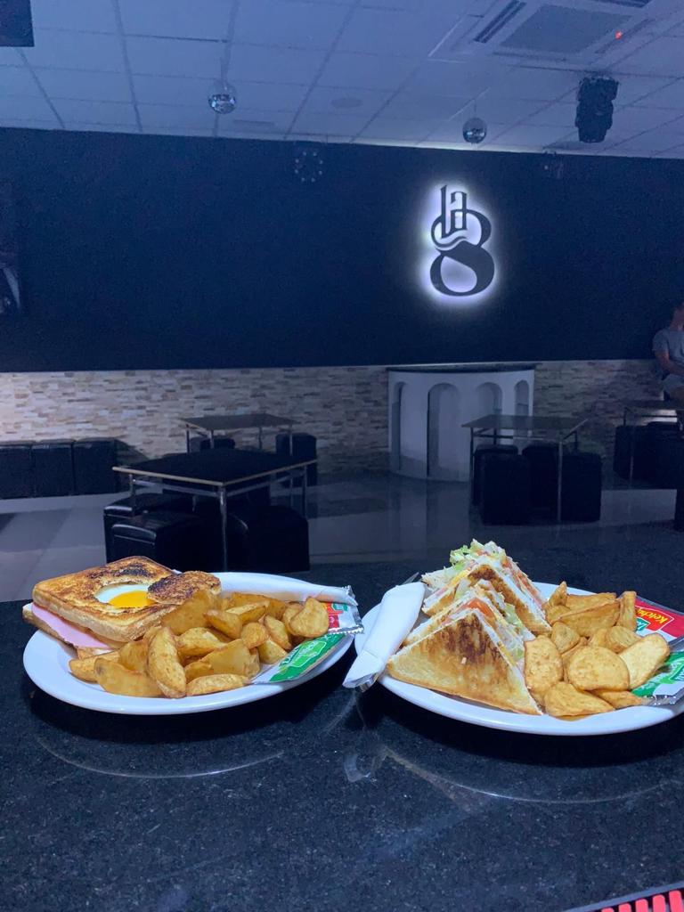 Cafe La8 Pool — Comida y bebida