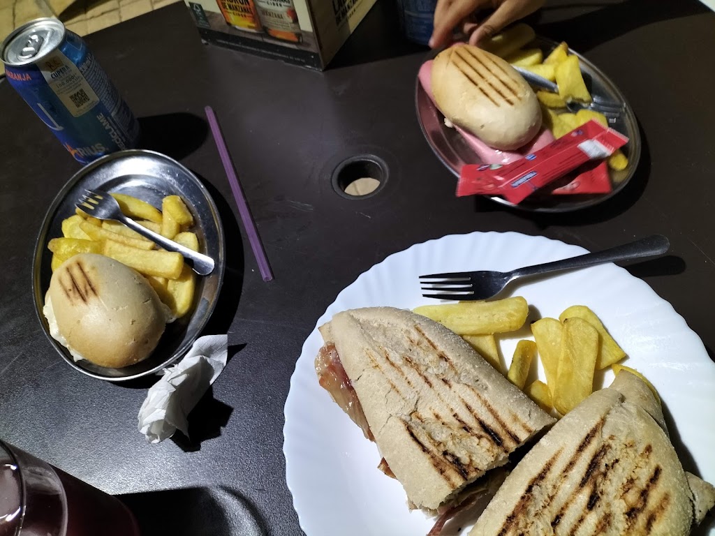 Bar Pitufino — Comida y bebida