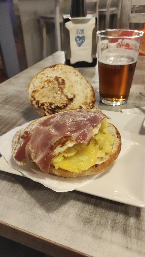 CAFE-BAR EL TOKE MANCHEGO — Comida y bebida