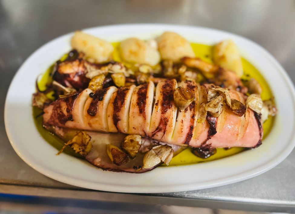 Bodega Avenida — Comida y bebida