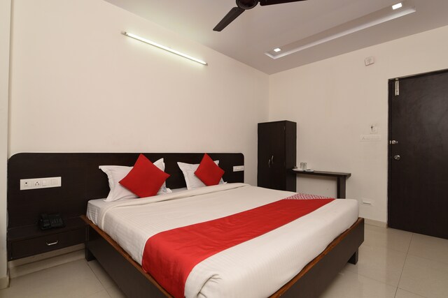 Oyo 40678 Sr Executive Inn