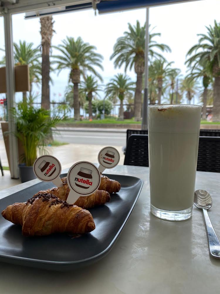 Cafeteria RAI SALOU — Comida y bebida