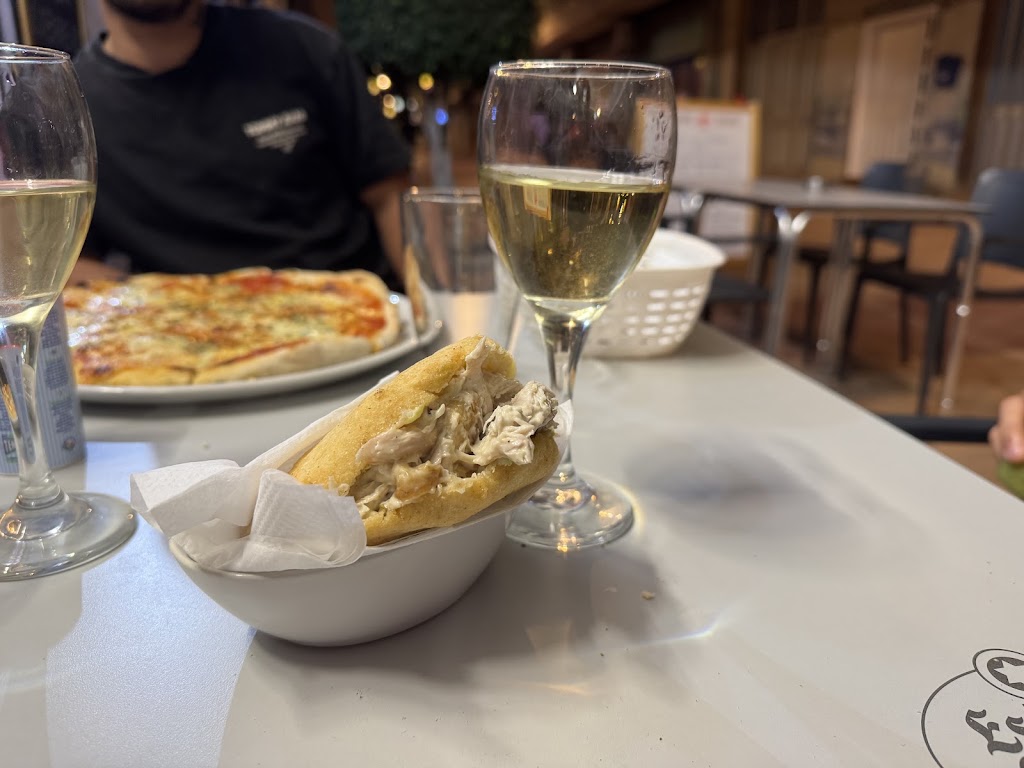 Pizzeria la mami — Comida y bebida