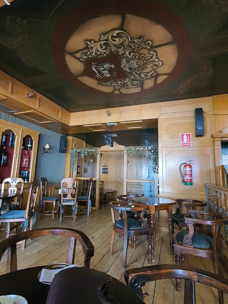 Cafeteria White Horse