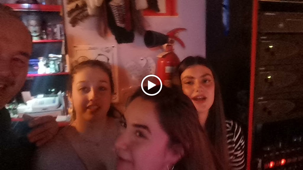 Sala mas muro — Videos