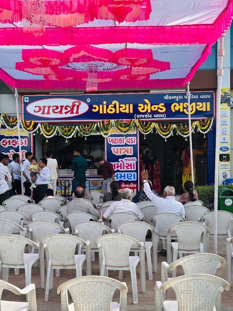 Gayatri Ganthiya And Bhajiya