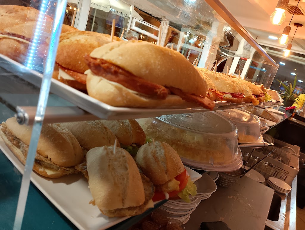 Bar cafeteria Albes — Comida y bebida