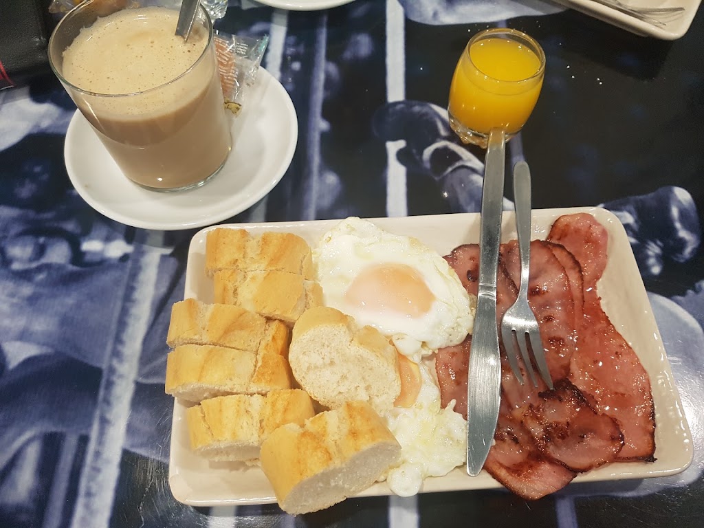Estadio Cafe y Tapas — Comida y bebida