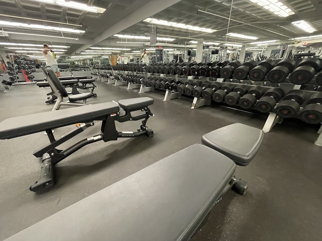  Gold's Gym - Van Ness