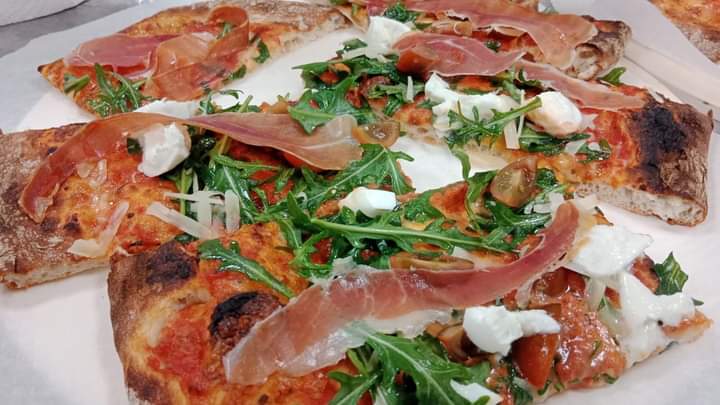 Pizzeria Cardinali — Comida y bebida