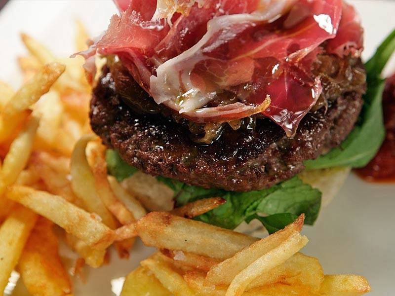 Taberna El Rebote — Comida y bebida