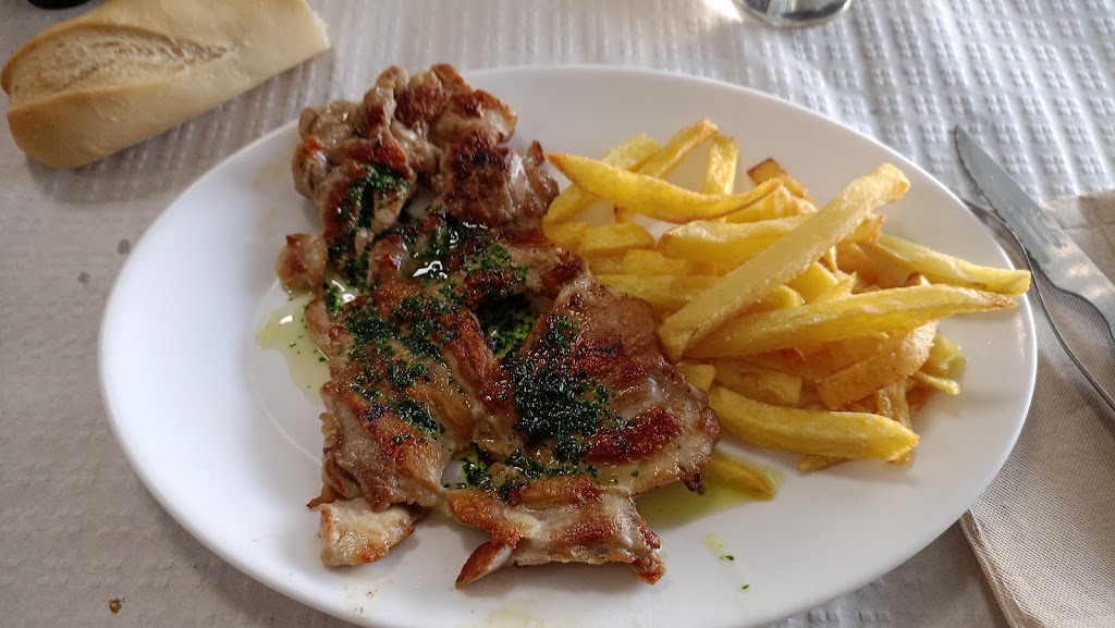 Bar El Pollo Restaurante — Comida y bebida