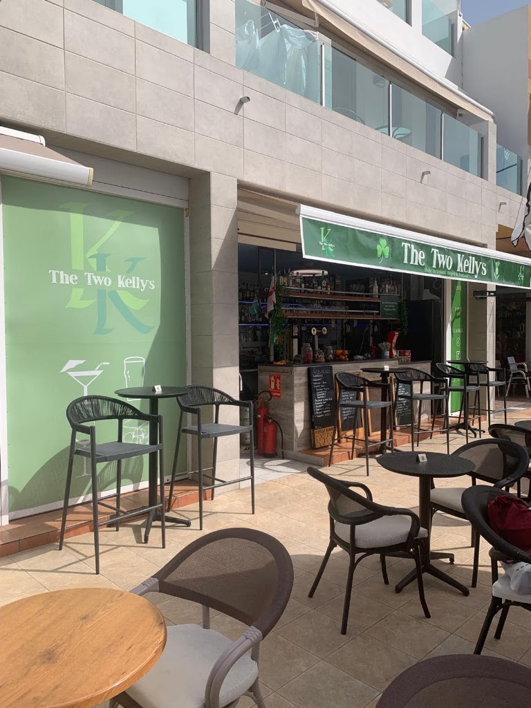 The Two Kelly's — Ambiente