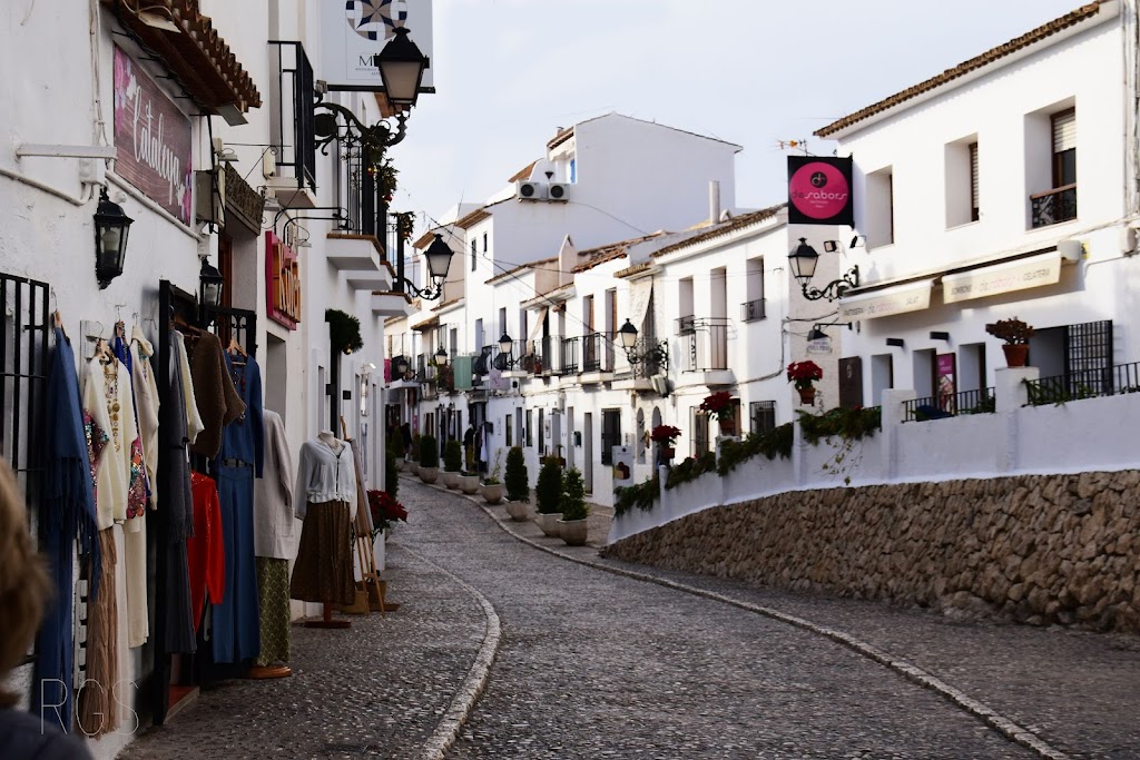Puerta pintada de colores de Altea