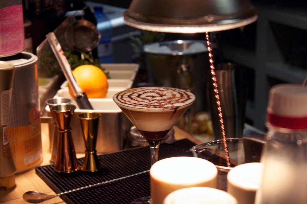 Traca Bar — Comida y bebida