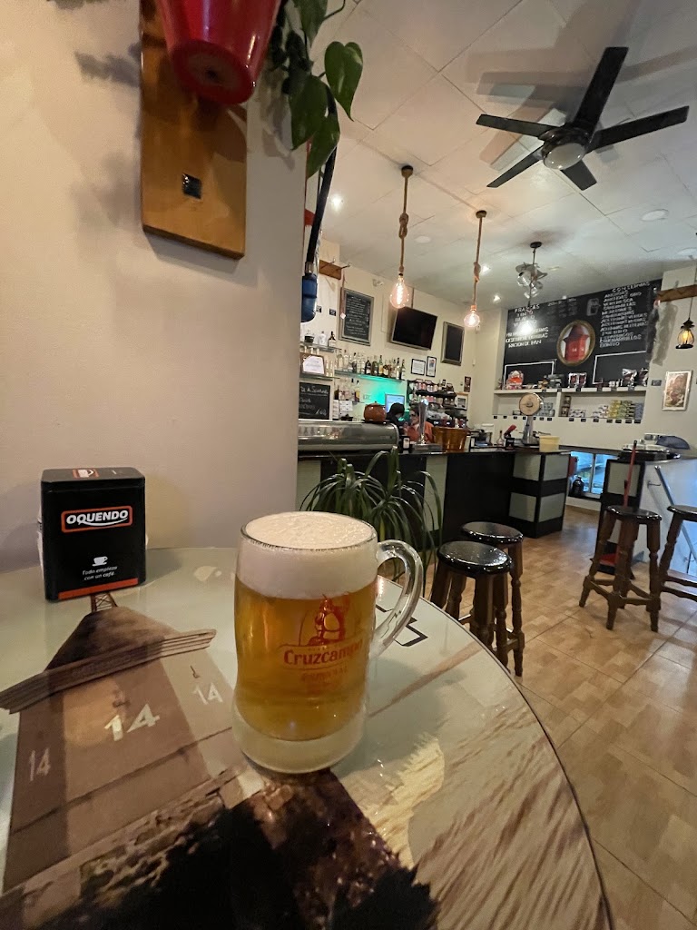 La Katorze Bar — Comida y bebida