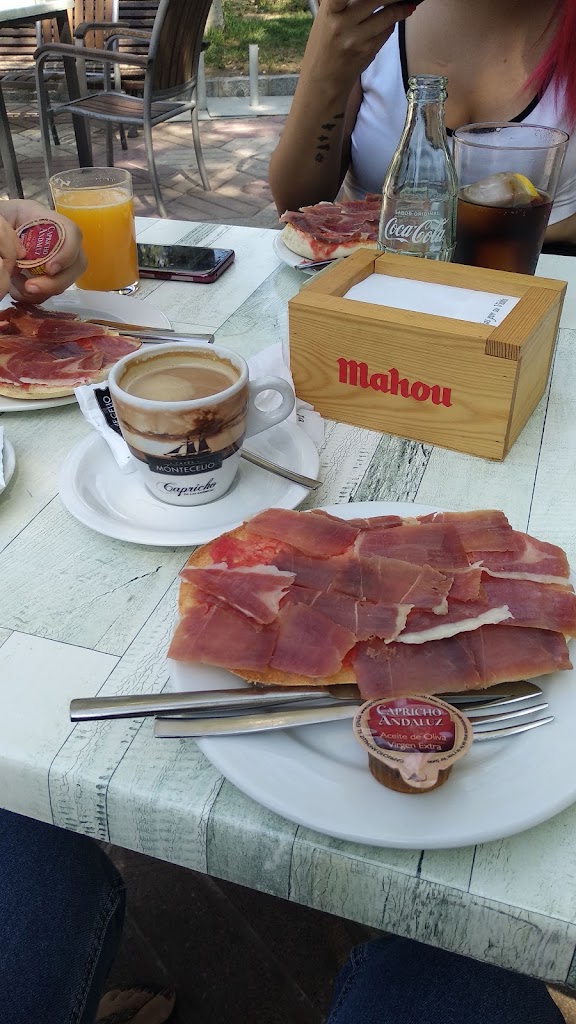 Cafeteria Bogue — Comida y bebida