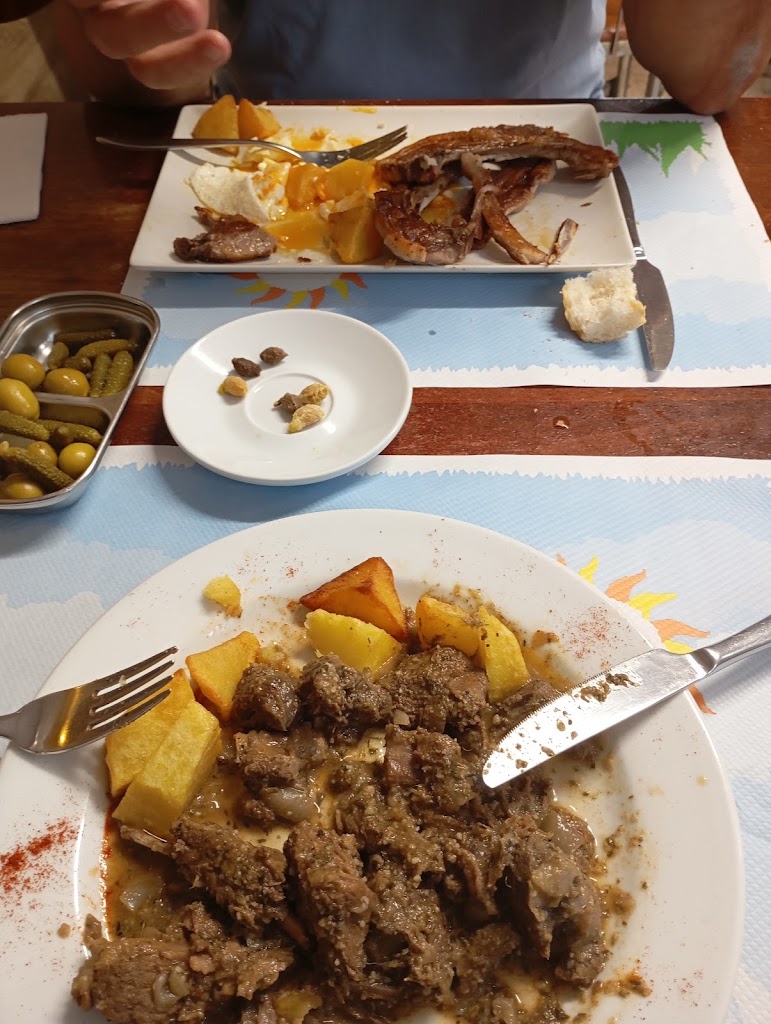 Bar Cafeteria Dario's — Comida y bebida