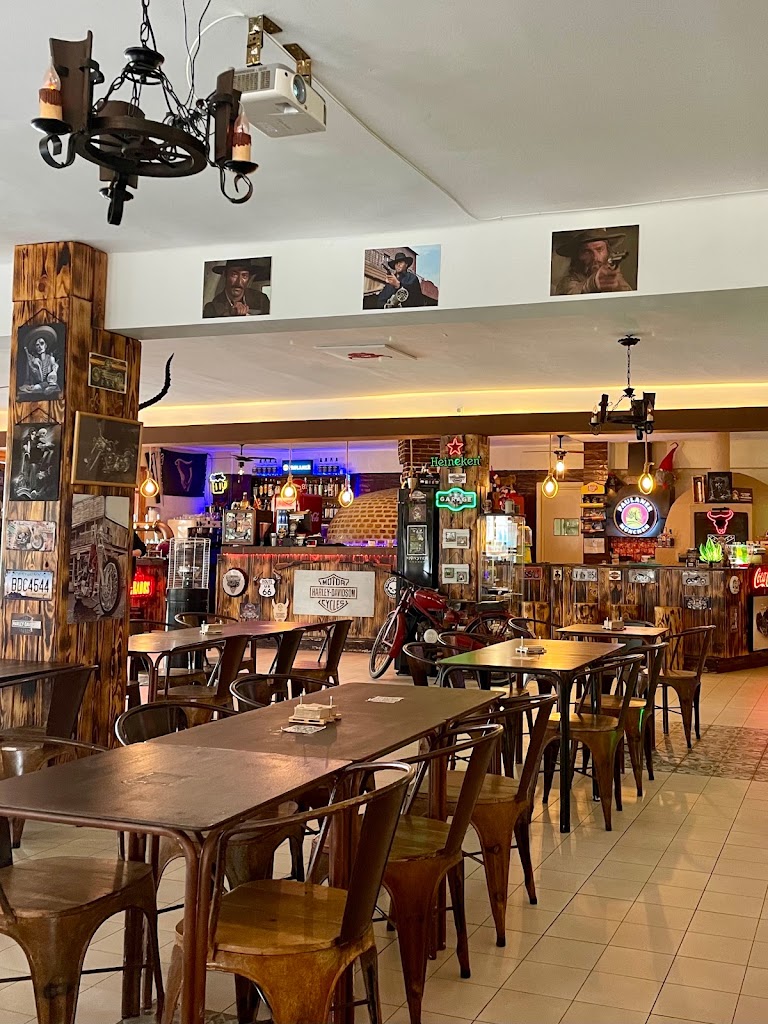 Hollister Bash Saloon — Ambiente