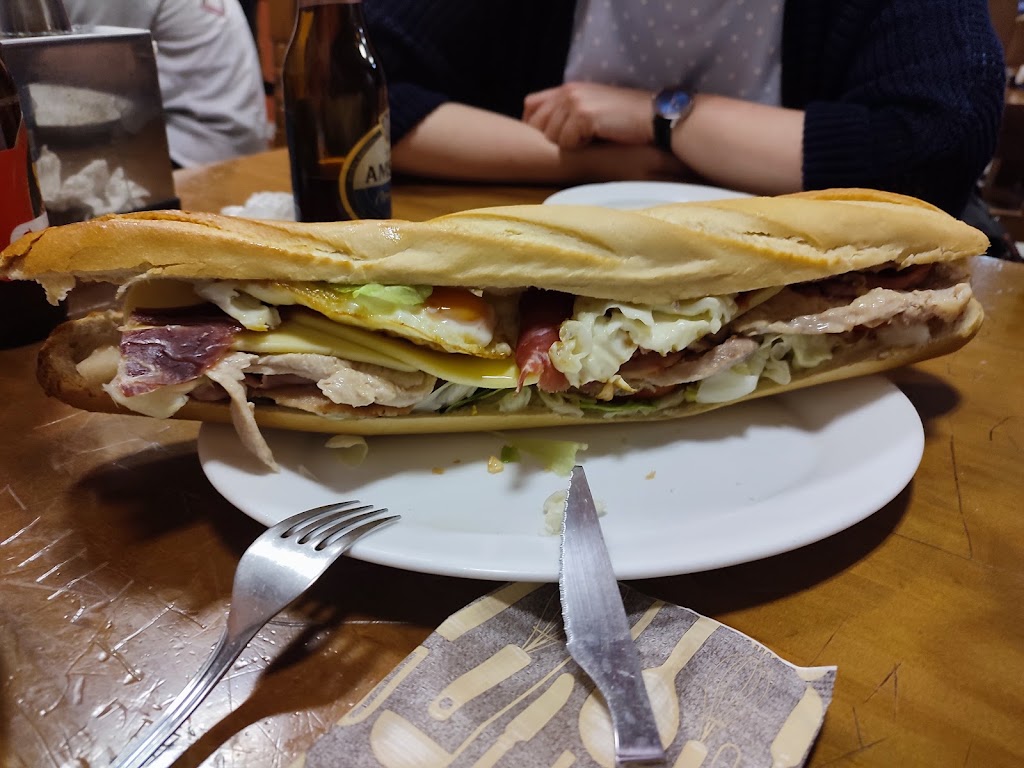 Restaurante Mega II — Comida y bebida